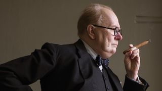ゲイリー・オールドマンがチャーチル姿で踊りまくる!貴重映像