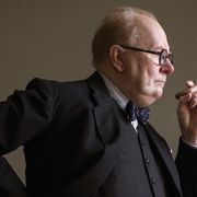 ゲイリー・オールドマンがチャーチル姿で踊りまくる!貴重映像