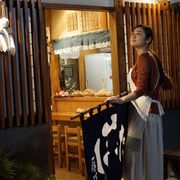 片山萌美が居酒屋の女店主に!中村優一、黒羽麻璃央ら出演で人気小説ドラマ化