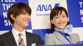 綾瀬はるか、リアルCA制服!弟役・吉沢亮を魅了