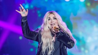 KESHA、来日公演が延期 ドバイで転倒・膝損傷で手術