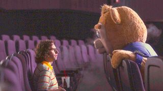 マーク・ハミルが偽親役!教育ビデオだけで育った青年描く話題作、6月公開!
