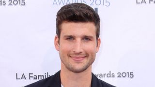 「インポスターズ」リチャード俳優、婚約！第1子も誕生予定