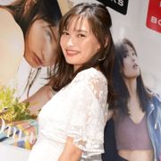 大政絢、毎日100回!“美腹筋”カレンダーで披露