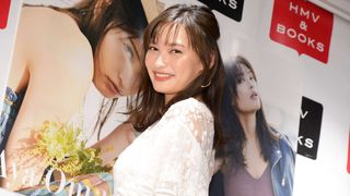 大政絢、毎日100回!“美腹筋”カレンダーで披露