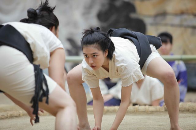 女力士にふんした木竜麻生