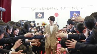 山崎賢人、ロケ地卒業式にサプライズ登場！調律したピアノでの合唱に感激