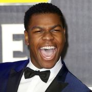 『パシリム』ジョン・ボイエガ、ガンプラ購入でうきうき顔!日本は「天国」