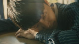 星野源の寝顔…自然体でくつろぐ新CMに癒される!