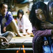 ドギツさの中に絆?是枝裕和『万引き家族』場面写真公開