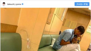 脚長すぎ！竹内涼真、医者姿の自撮りにファン興奮