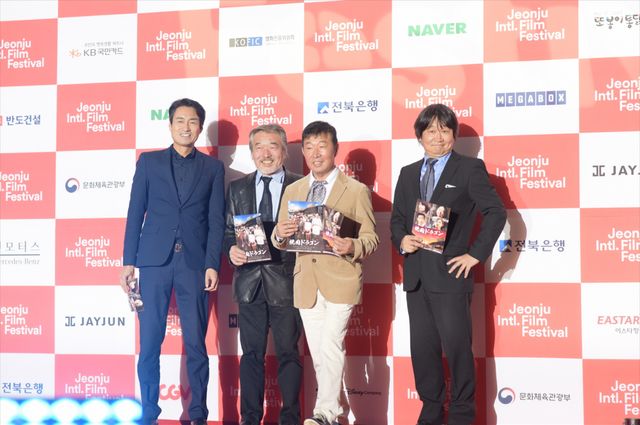 第19回全州国際映画祭でワールドプレミア上映された『焼肉ドラゴン』に登壇した鄭義信監督(右から2番目)