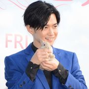 千葉雄大、うさぎにチュッ!可愛さにニッコリ