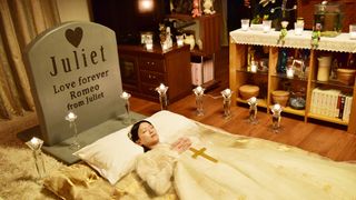 榮倉奈々＆安田顕の全力ロミジュリごっこ！『家に帰ると妻が必ず死んだふりをしています。』新映像