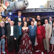 ハン・ソロ映画、巨大ミレニアム・ファルコンにキャスト集結!ワールドプレミア開催