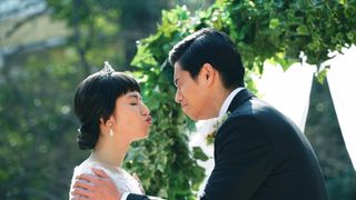 長澤まさみ、ウエディングドレス姿で東出昌大と誓いのキス!?「コンフィデンスマンJP」