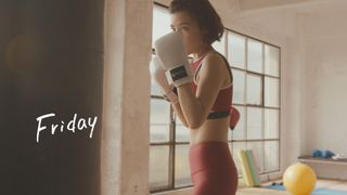 仲里依紗、鍛えられた腹筋＆三点倒立を披露！