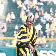 阿部寛、見事ノーバン投球!タイガース和装にどよめき