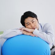 安田顕、妻の死んだふりに翻弄されまくる!『妻ふり』場面写真