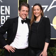 ヒュー・グラントが挙式 家族に見守られ登記所で
