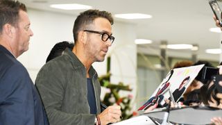 デッドプール俳優ライアン・レイノルズが日本到着!空港にファン集結