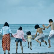 是枝裕和監督『万引き家族』本編映像公開!和気あいあいの海水浴シーン