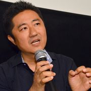 観察映画の想田監督、ビジネス化する米大学アメフトの実情に迫る