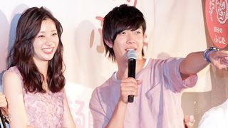 『キスできる餃子』足立梨花＆田村侑久、オソロコーデで息のぴったりのコンビぶり