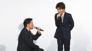 岩田剛典、大学の先輩・別所哲也にかしずかれる