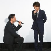 岩田剛典、大学の先輩・別所哲也にかしずかれる