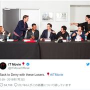 『IT/イット』続編、大人のルーザーズクラブ俳優がそろった集合写真を公開