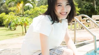 浜辺美波、高校ラストの夏！制服姿も！カレンダーブックが発売