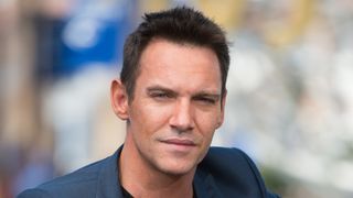 ジョナサン・R・マイヤーズ、機内で電子タバコ吸う