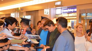 トム・クルーズ、羽田到着にファン1,000人殺到！