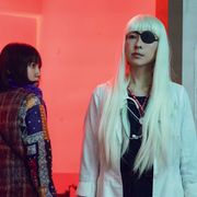『音タコ』麻生久美子、眼帯&白髪の女医姿!