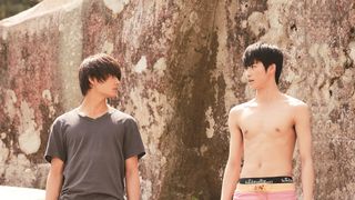佐野勇斗、恋の水泳対決！元戦隊レッド・岐洲匠との『青夏』バトル写真