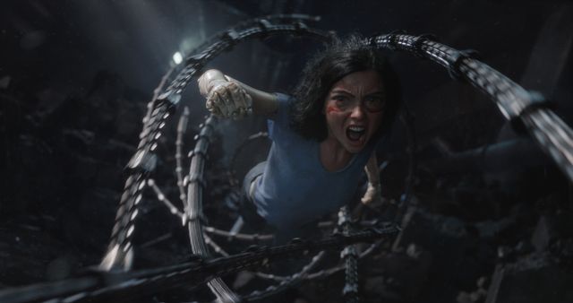サイボーグに立ち向かうアリータ! -写真は映画『アリータ:バトル・エンジェル』