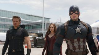 ジェレミー・レナー、キャプテン・アメリカとディズニーランドで遭遇したと大喜びで報告！「ヒヒヒヒ！」