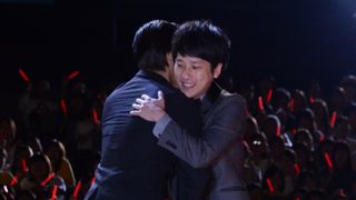 キムタク＆ニノ、熱いハグ！約4,000人の大歓声