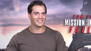 ヘンリー・カヴィル、ドアが開きっ放しのヘリでイケメンフェイスが崩れる