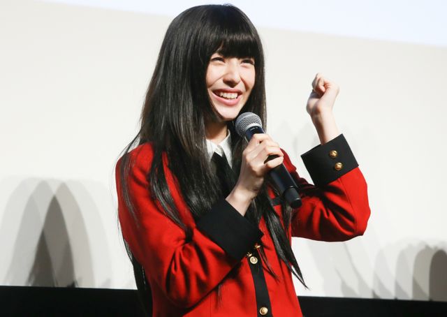 映画化決定が発表されガッツポーズをする浜辺美波