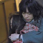 菅田将暉が趣里を抱きしめる…『生きてるだけで、愛。』場面写真