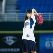 齋藤飛鳥、台湾で自身初の始球式!トルネード投法に挑戦