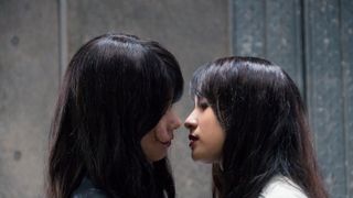 土屋太鳳&芳根京子、顔近ッ!『累-かさね-』場面写真が公開