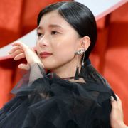 芳根京子、感涙!『累』W主演の土屋太鳳と固く抱き合う