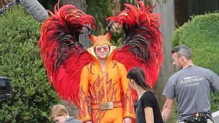 『キングスマン』タロン・エガートン激変!派手過ぎるエルトン・ジョンに成り切り