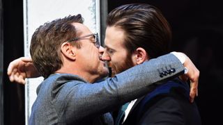 ロバート・ダウニー・Jr、クリス・エヴァンスにキャプテン・アメリカ仕様車をプレゼント！