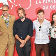 無口な青年が向かう先は…ベネチア映画祭、ジェフ・ゴールドブラム出演作に喝采