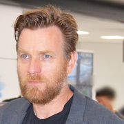 ユアン・マクレガーが日本到着!ファン500人が熱烈歓迎