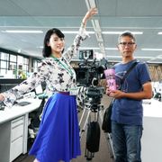 矢口史靖監督、初のミュージカル撮影現場公開 三吉彩花がオフィスで歌い踊る!